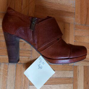 LEFT SHOE ONLY Clarks brown leather ankle heel booties with buckle 7.5